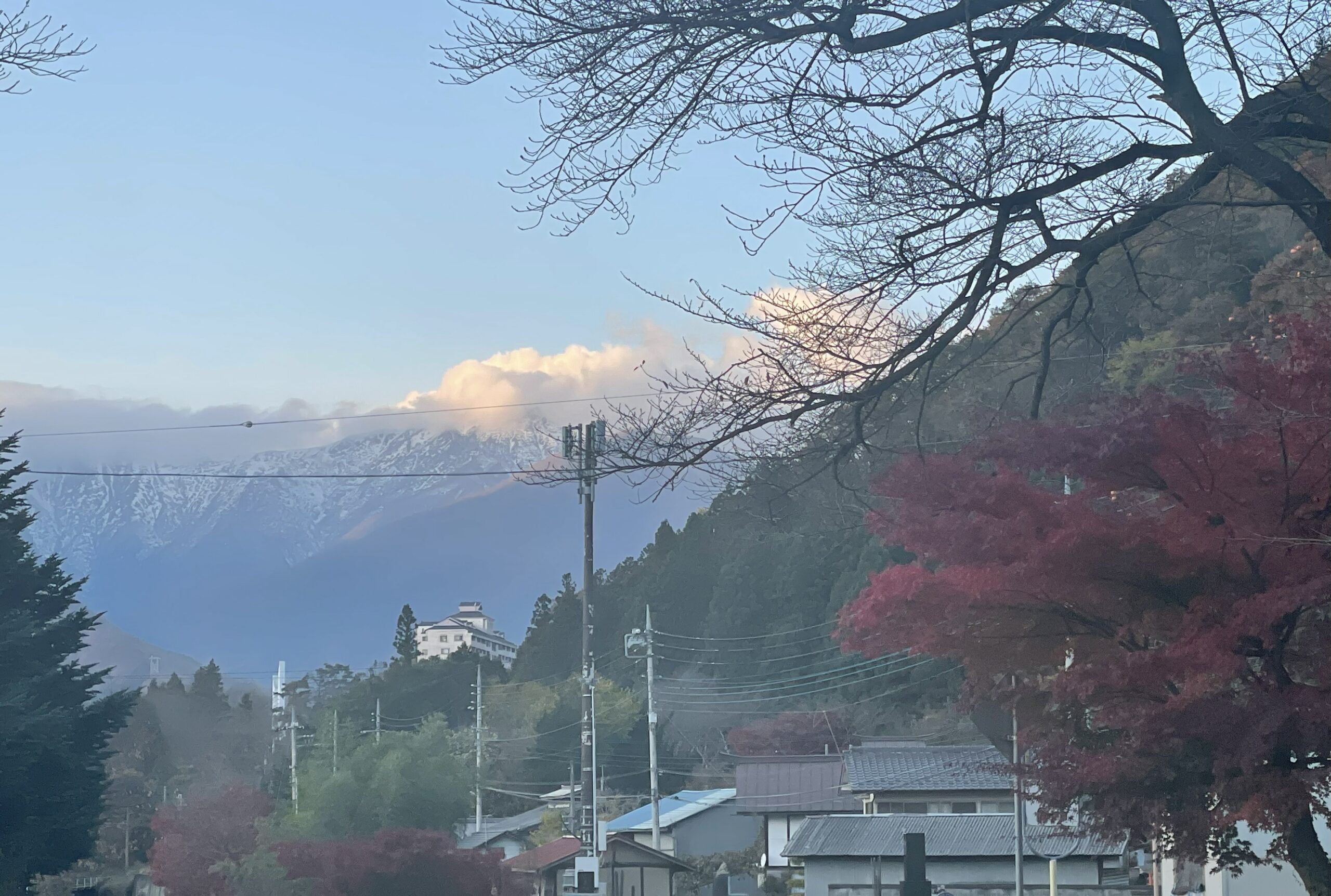 谷川岳の雪化粧とみなかみの紅葉